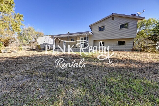 Building Photo - Nice 4 Bedroom Close to Peterson AFB and S...