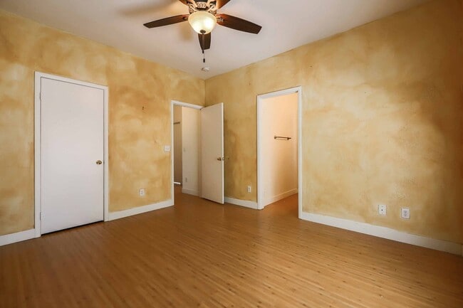 Building Photo - CUTE UPGRADED 3 BEDROOM CONDO IN HENDERSON!