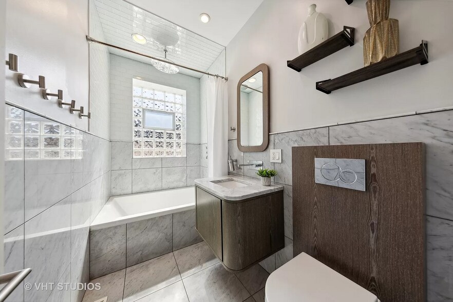 Bathroom - 7619 N Bosworth Ave