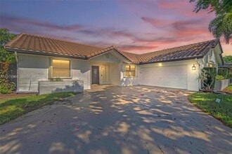 Building Photo - 5621 Carriage Ln