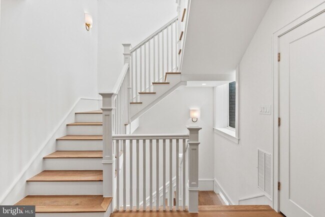 Building Photo - 2460 Ontario Rd NW