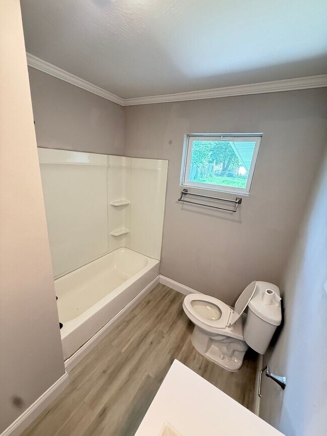Building Photo - 3 Bed 1 Bath Springfield, MO