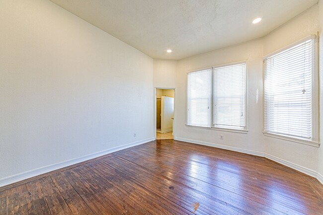Building Photo - 2943 Walton Ave