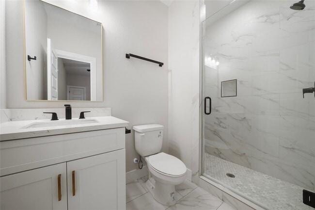 Building Photo - 402 E 37th St