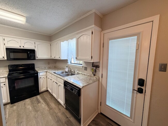 Building Photo - Townhouse Just Minutes to LSUS .....