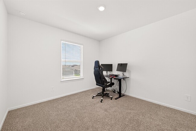 Building Photo - 5442 Pinetree Cres Ln