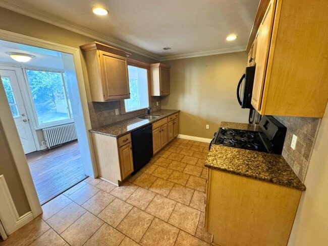 Building Photo - 11-02 Charles St