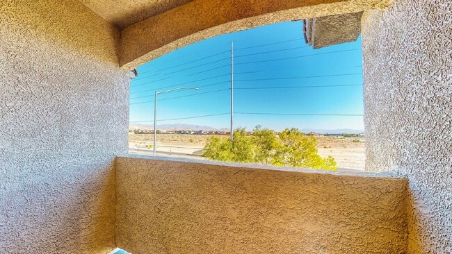 Building Photo - 3 Bedroom 1 3/4 bath condo ready for move in located in wonderful Mountains Edge .