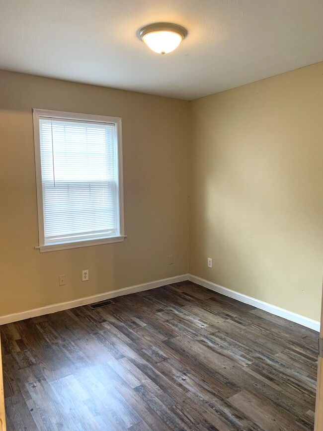 Building Photo - MOVE IN READY, APPLY NOW!!