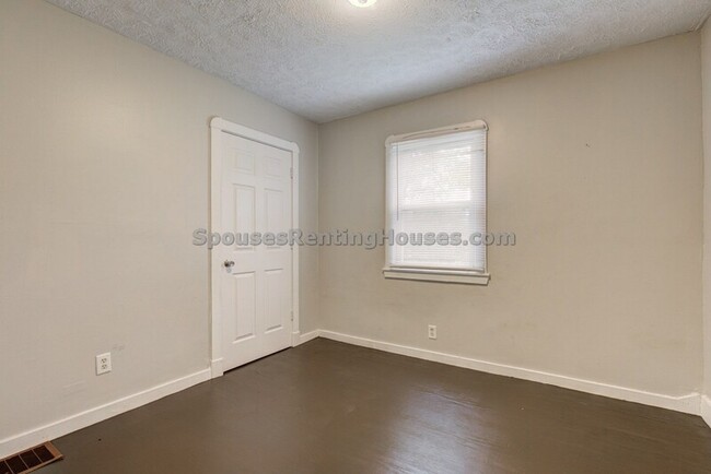 Building Photo - 510 N Beville Ave