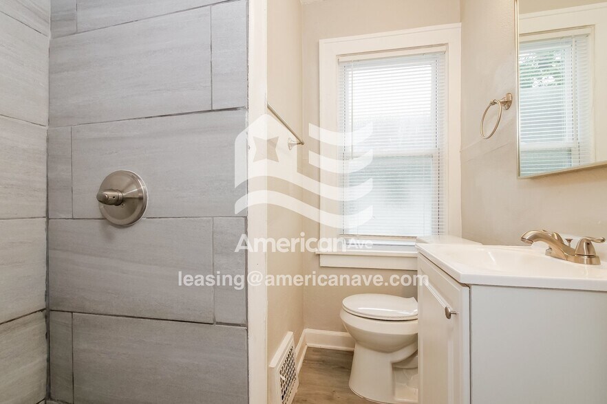 Building Photo - 1824 E 73rd St