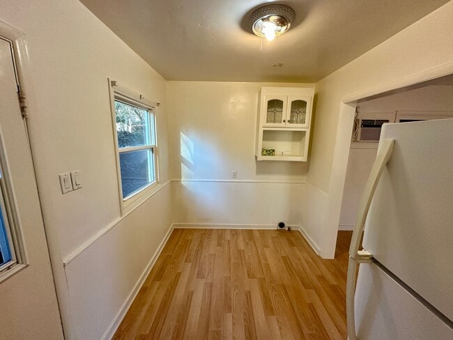 Building Photo - Charming 1-bedroom, 1-bathroom