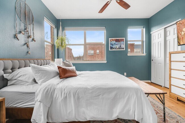 Building Photo - Modern 2-Bed, 2.5-Bath Corner Unit in Arva...