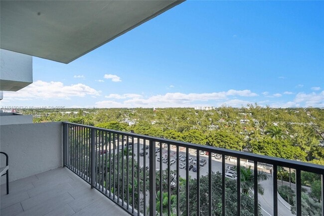 Building Photo - 3200 Port Royale Dr N