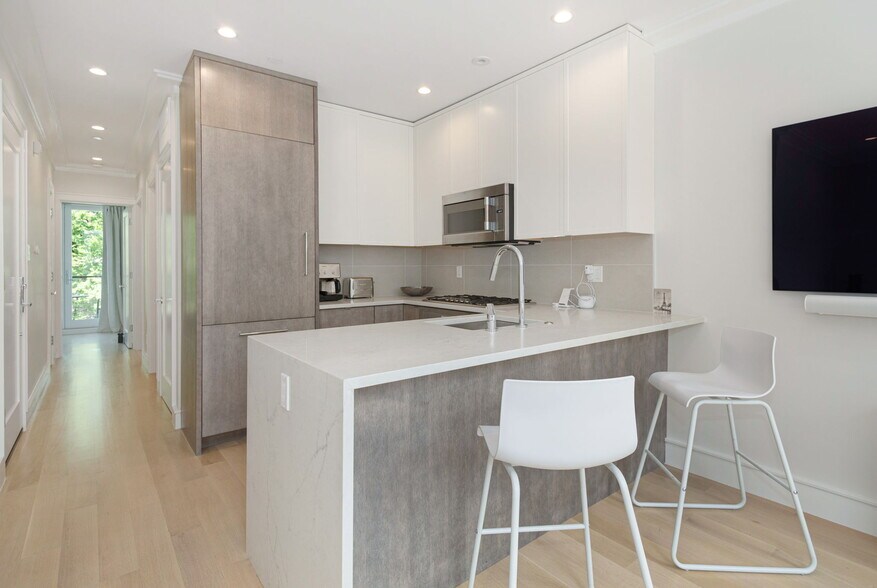 Building Photo - 53 Rutland Sq