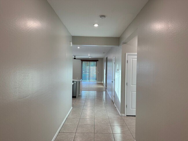 Building Photo - 2020 E Kansas Dr