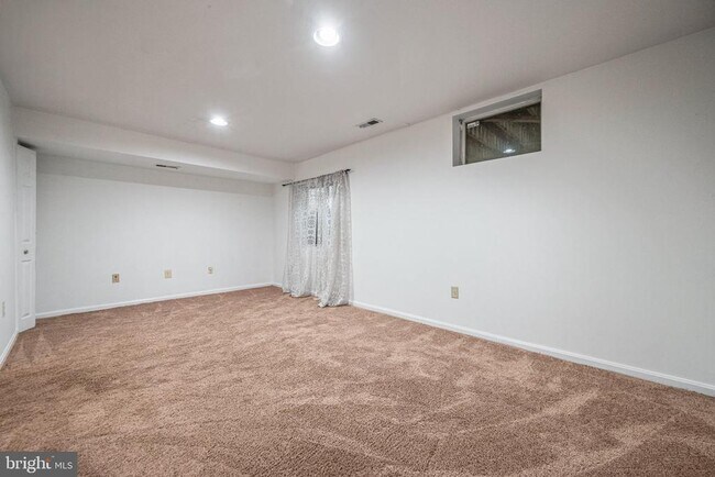 Building Photo - 616 Lions Gate Ln