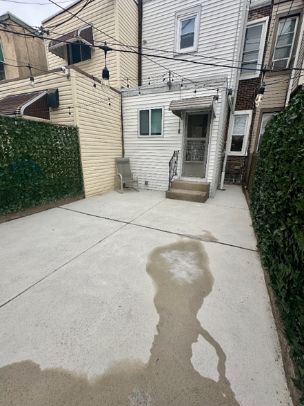 Building Photo - 2750 E Pacific St