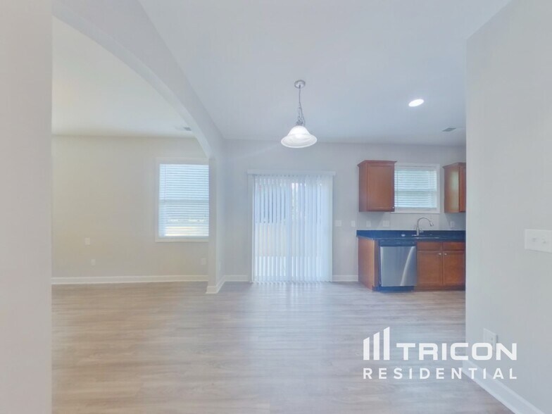 Building Photo - 806 Simones Ct