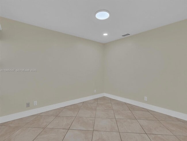 Building Photo - 2158 Baton Rouge