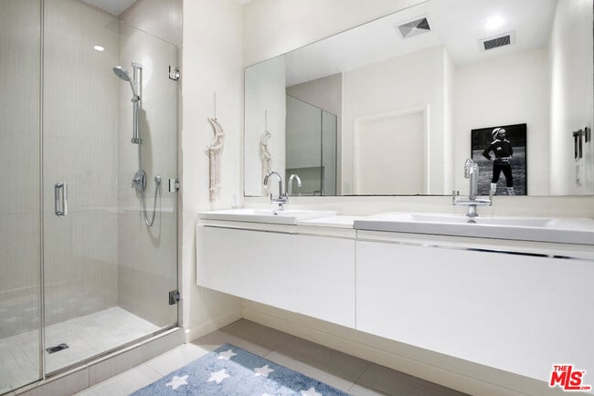 Building Photo - 639 Vernon Ave