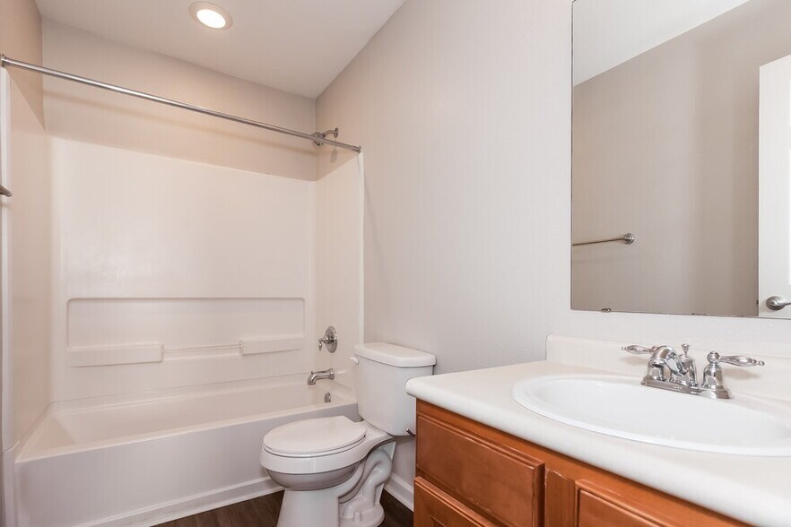 Building Photo - 943 Littleton Dr