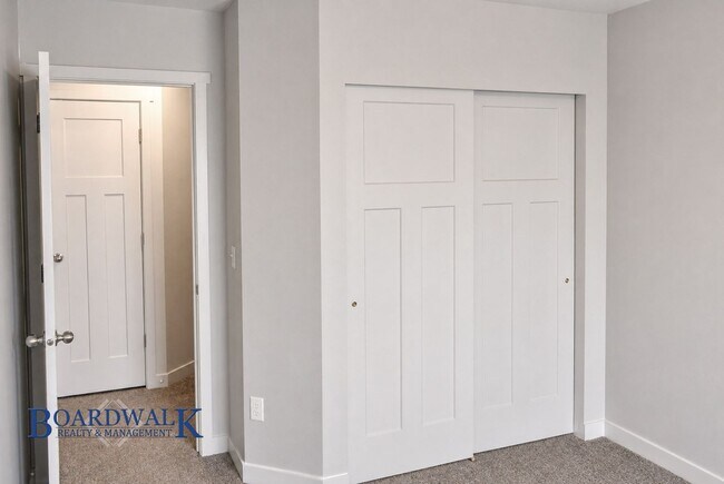 Building Photo - Large Herriman 3 Bed 2 Bath Town Home!