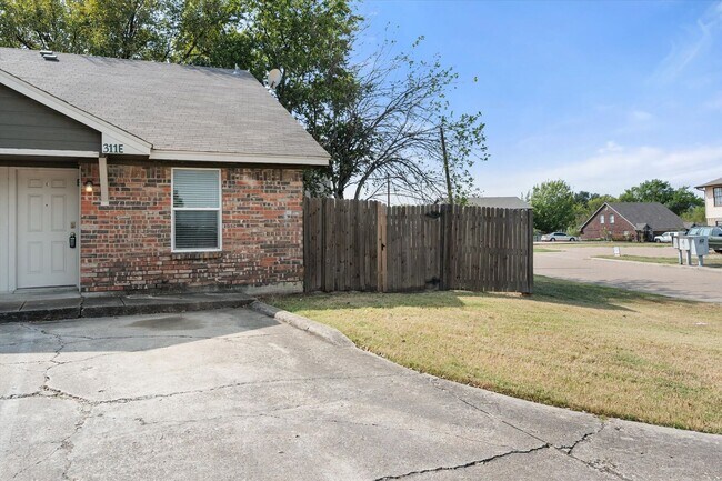 Building Photo - 311 Kings Way Dr