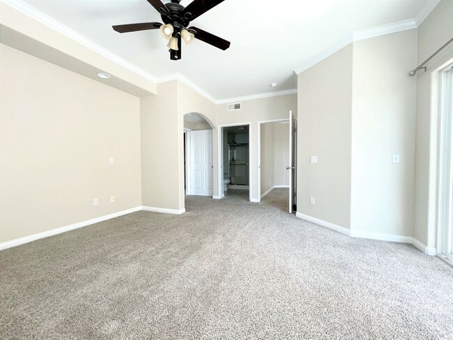 Building Photo - Spacious Condo with Ocean Views!