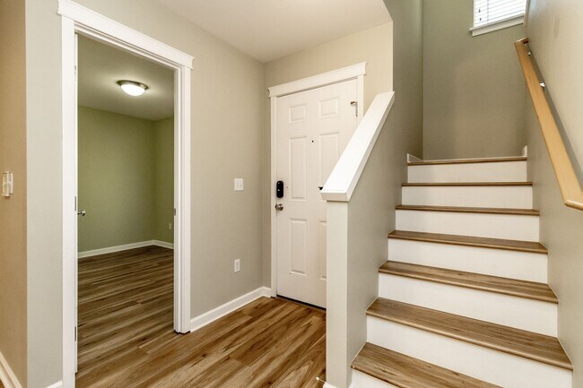 Building Photo - 3 bedroom, 2.5 bath DuPont home featuring AC!