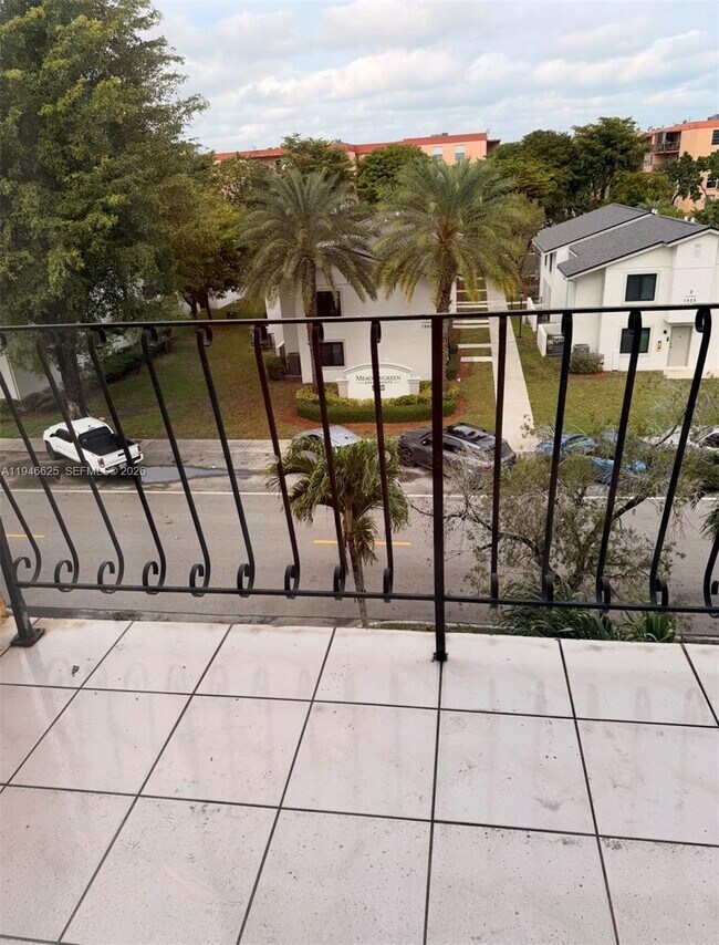 Building Photo - 1900 W 54th St