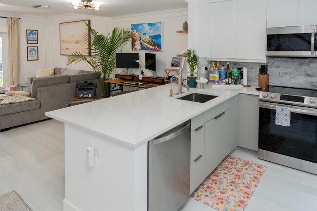 Building Photo - Northeast 15th Avenue, Fort Lauderdale, FL 33305 - 2 BR 1.5 BA townhouse