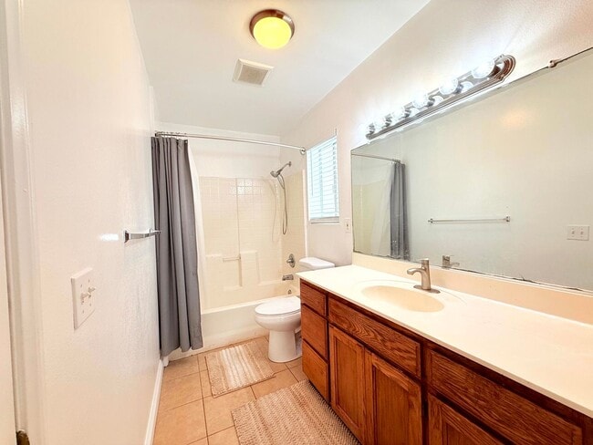Building Photo - 762 W 21st St