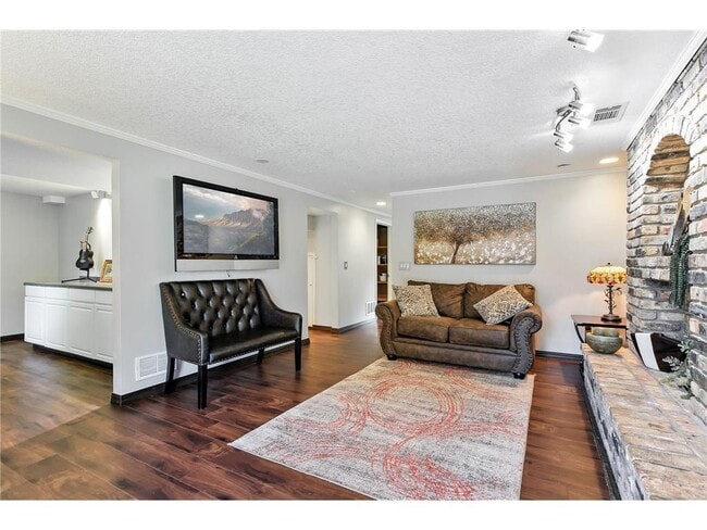 Building Photo - 455 Black Oaks Ln N