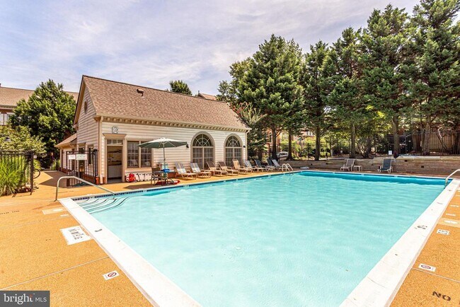 Building Photo - 2430 Garnett Dr