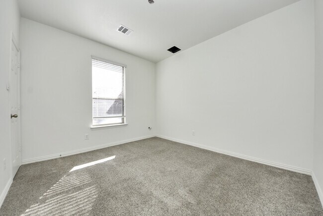 Building Photo - 17222 Red Oak Bend Dr