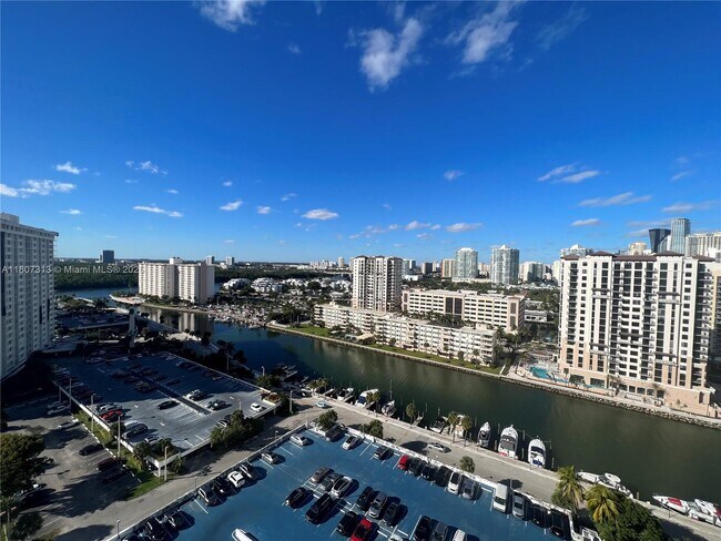 Building Photo - 100 Bayview Dr
