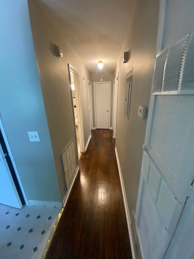 Building Photo - **AVAILABLE NOW**3 Bedroom / 1.5 Bathroom ...