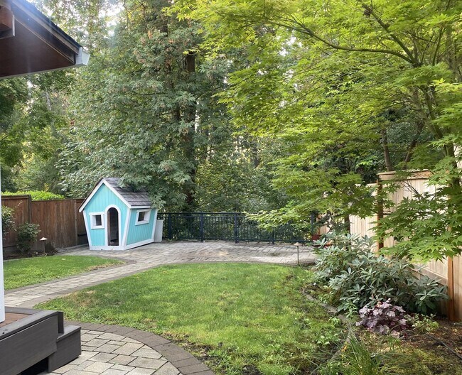 Building Photo - Beautiful Sherwood Home backs to Greenspac...