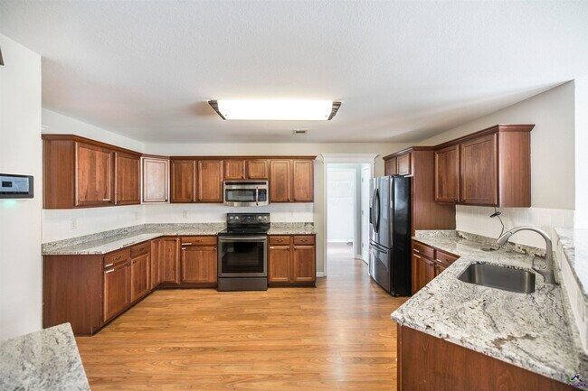 Building Photo - 104 Rosales Dr