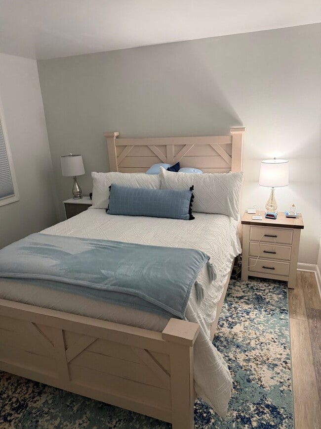 Building Photo - Renovated 3br in Chancellor Square, 2 blocks to Franklin St., walk to campus!