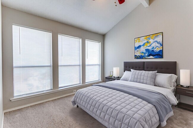 Building Photo - 2805 Meadow Park Dr