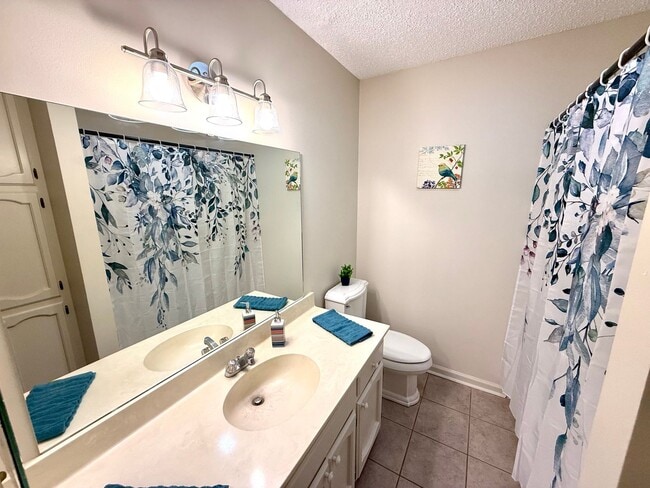 Building Photo - Spacious & Updated 3BR in Brookhollow – Fully Equipped