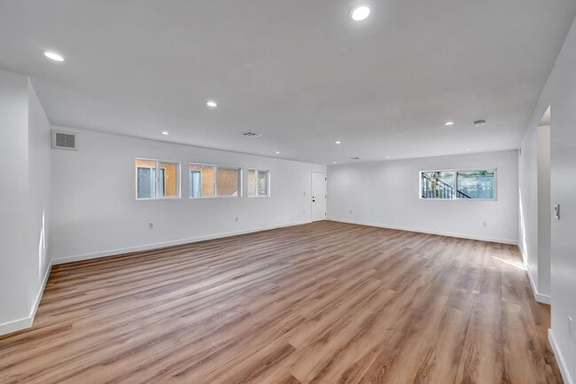 Building Photo - 11845 Hamlin St