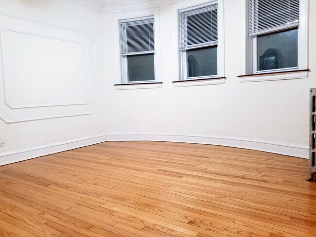 Building Photo - 1925 W Belle Plaine Ave