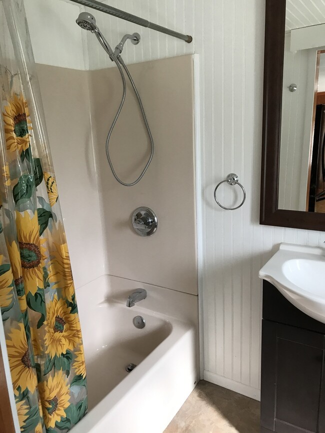 Building Photo - Log Home for Rent in North Pole!