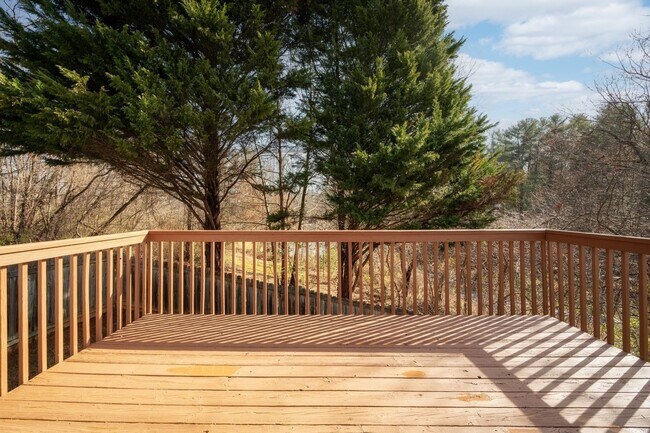 Building Photo - Spacious 5BR House in Asheville