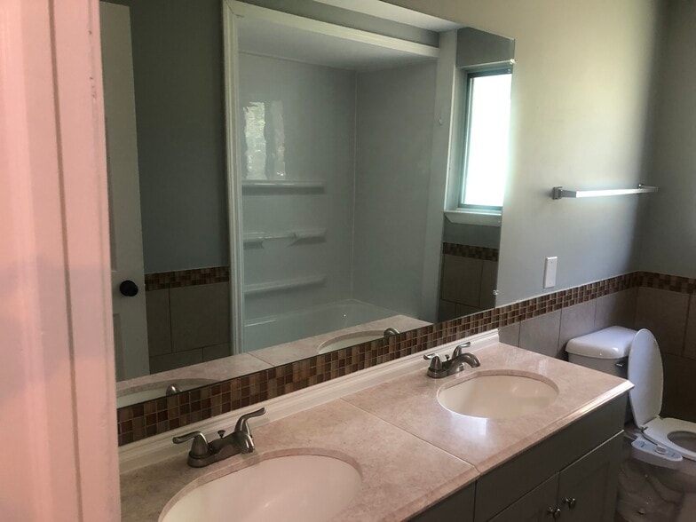 Building Photo - 10255 Wayne Rd