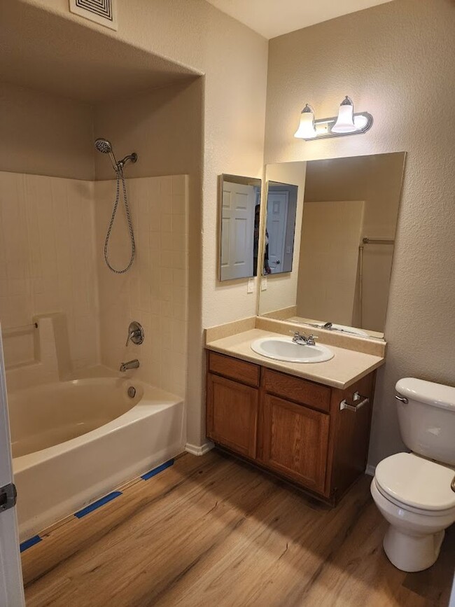 Building Photo - Upper Unit 3 Bedroom Condo with 1 Car Garage