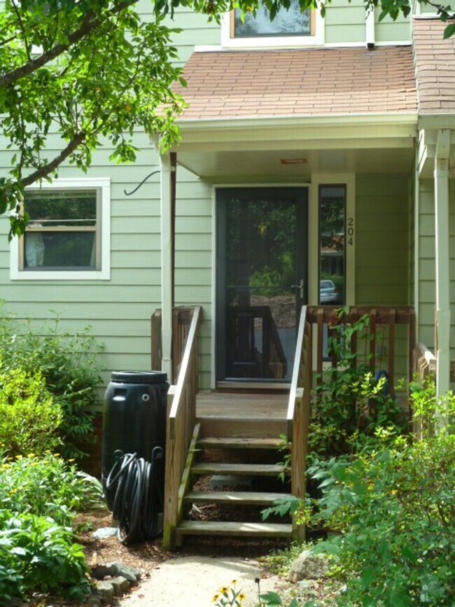 Building Photo - Lovely, updated 2br in Weatherhill. Great location & Carrboro charm!